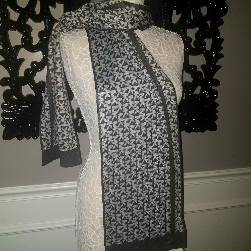 NWT Michael Kors Signature scarf Derby